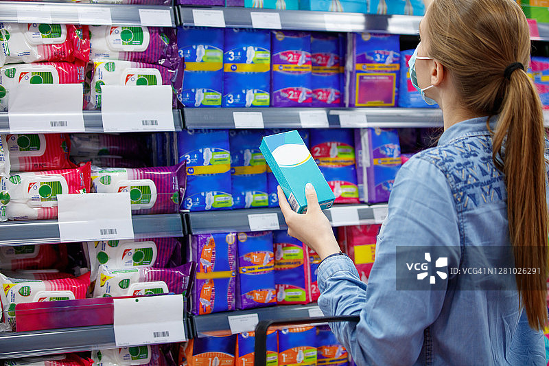 疫情期间购买卫生棉条的年轻女子图片素材