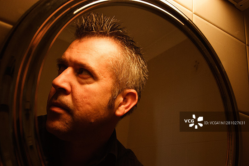 浴室镜子中的男人图片素材