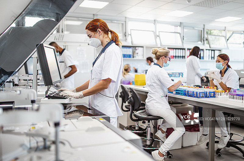 在实验室工作的科学家图片素材