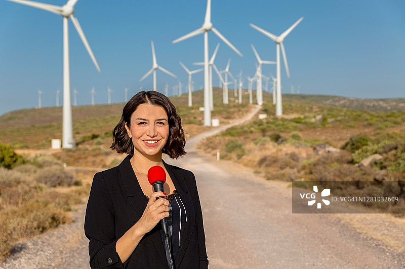 女记者直播风力涡轮机图片素材