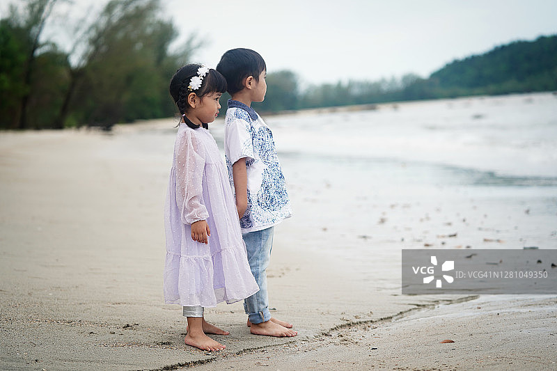 哥哥和妹妹在海滩上手牵手图片素材