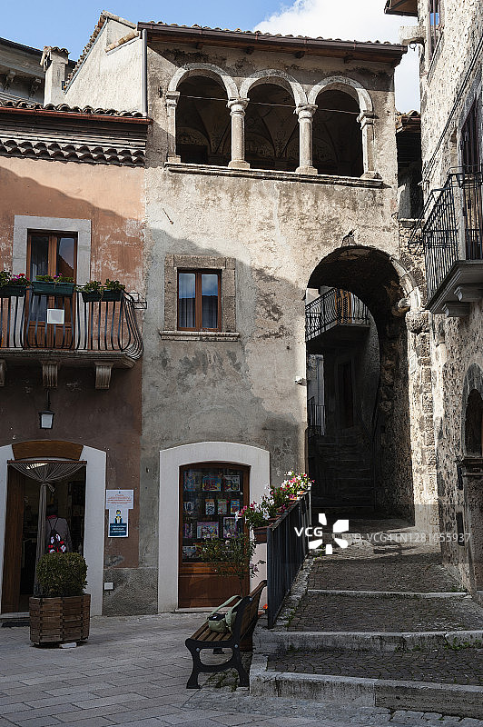 意大利阿布鲁齐区斯坎诺中世纪城镇内部图片素材