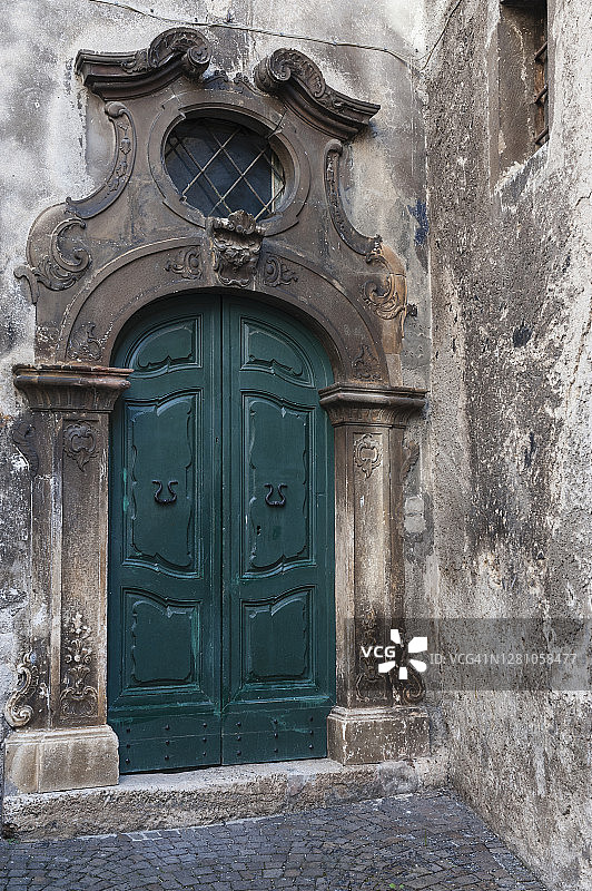 意大利阿布鲁佐斯坎诺的旧巴洛克式门图片素材