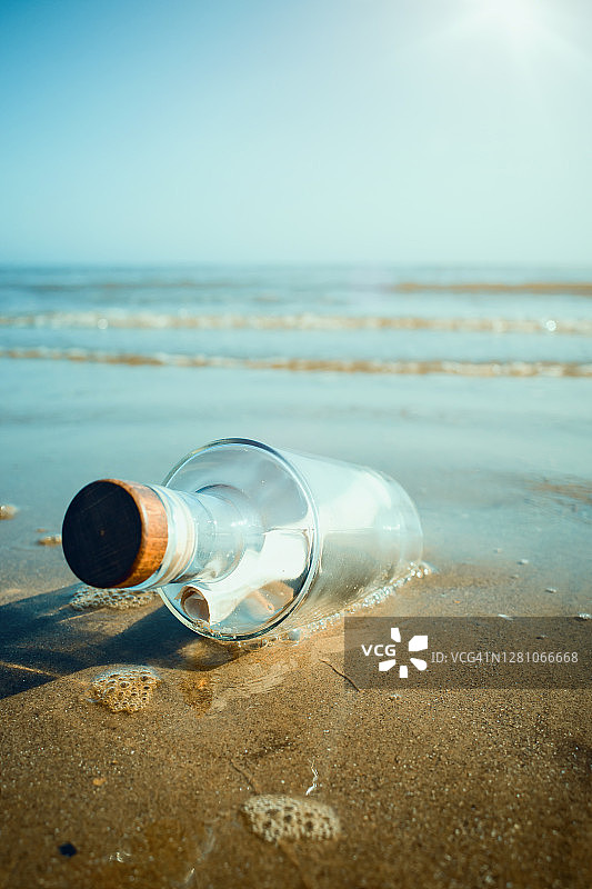 岸边漂流瓶图片素材