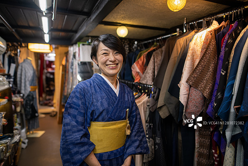和服店店主站在她的零售店里图片素材