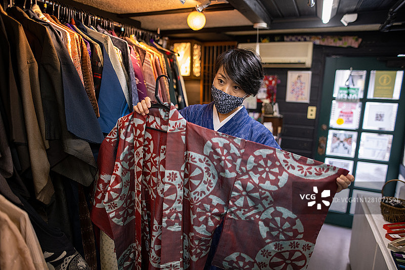 和服店店主在她的零售店里出售和服图片素材