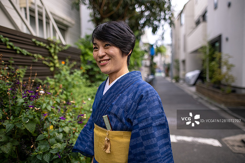 穿和服的日本女人在老城区散步图片素材