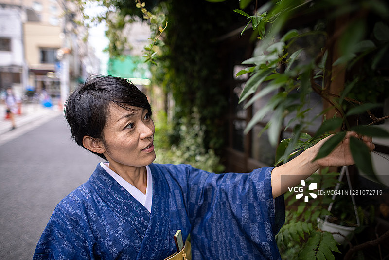 穿和服的日本女人在老城区散步图片素材