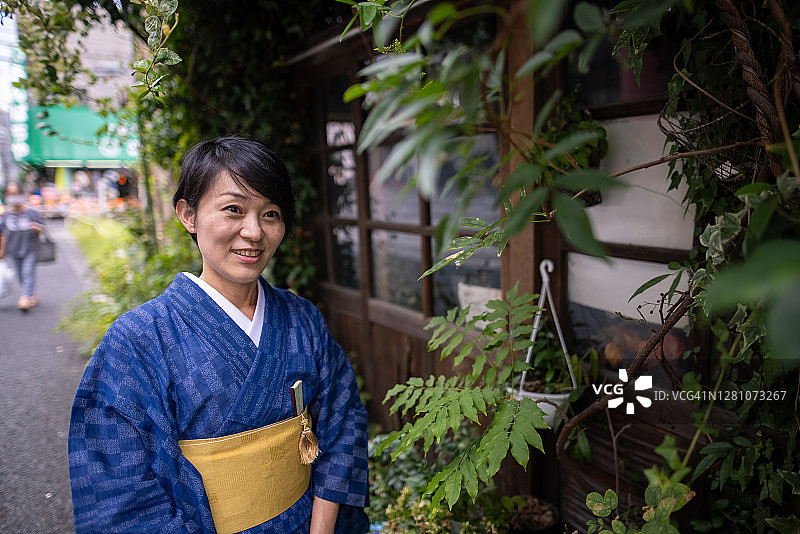 穿和服的日本女人在老城区散步图片素材