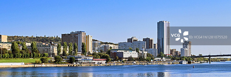 从伏尔加河看到的俄罗斯萨拉托夫市图片素材