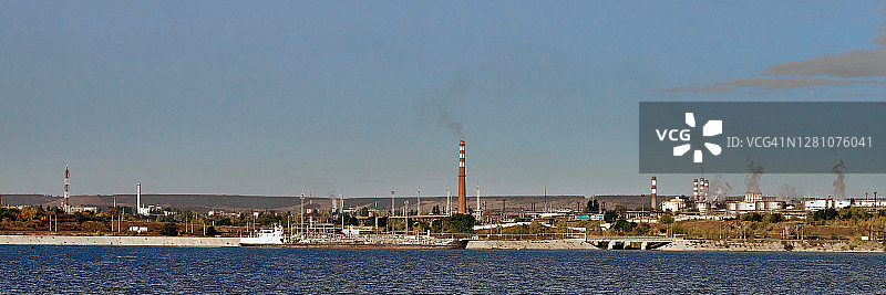 俄罗斯萨拉托夫伏尔加河沿岸的石油和化学工业图片素材