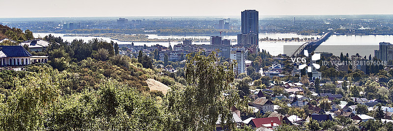 从俄罗斯胜利纪念公园俯瞰萨拉托夫和伏尔加河图片素材