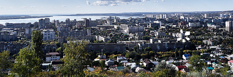 从俄罗斯胜利纪念公园俯瞰萨拉托夫和伏尔加河图片素材