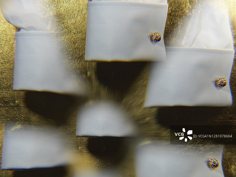 衬衫上的金色袖扣图片素材
