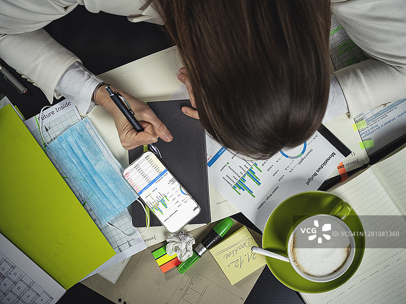 疫情期间计算收支的企业家图片素材