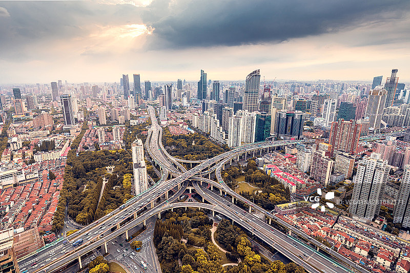 现代城市高架公路和立交桥鸟瞰图图片素材