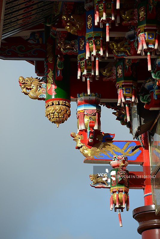 屋顶上的神像雕塑图片素材