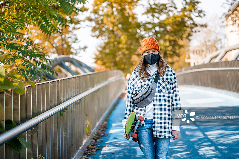 戴口罩的女孩在户外图片素材