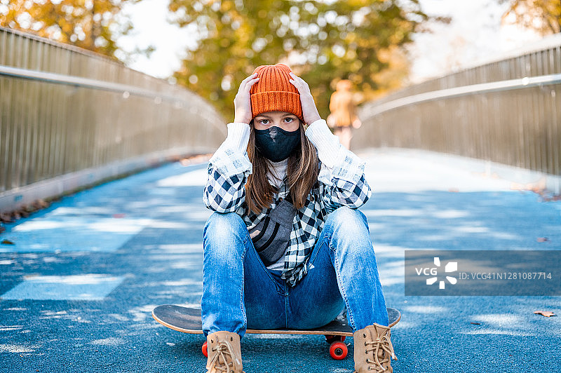 戴口罩的女孩在户外图片素材