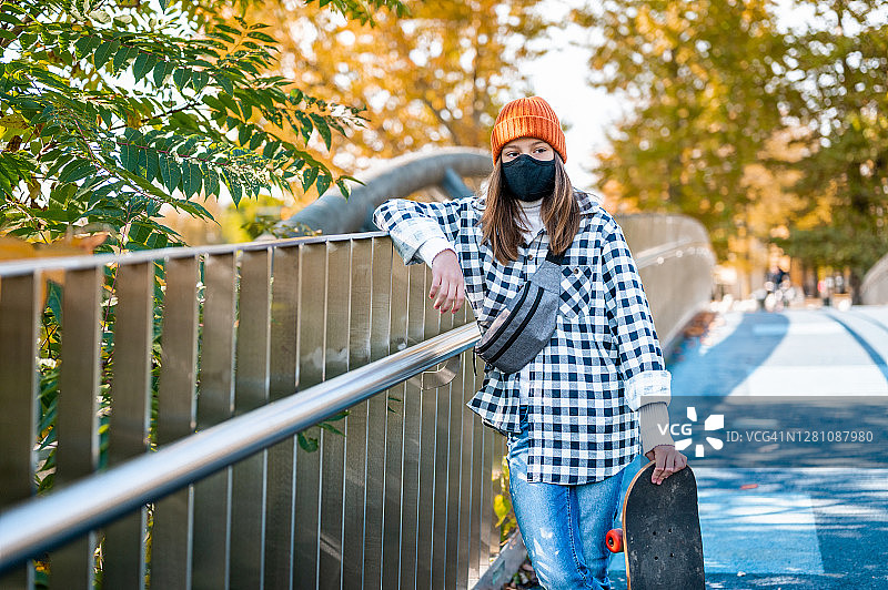 戴口罩的女孩在户外图片素材