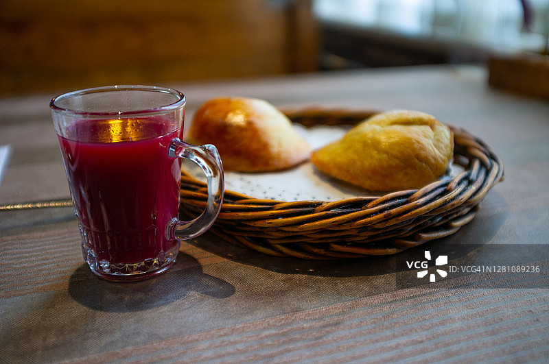 乌鲁木齐餐厅的石榴汁和烤咖喱角图片素材