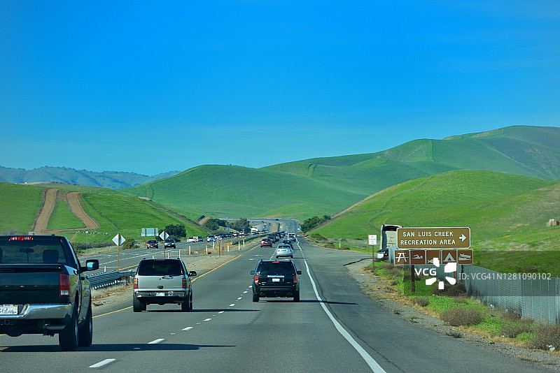 通往圣路易斯奥比斯波的休息区道路上的汽车图片素材