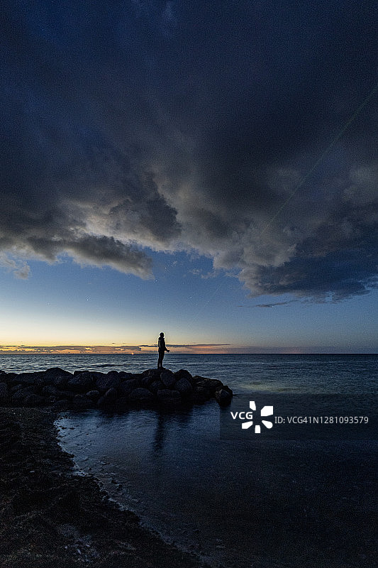 工作中的天文摄影师图片素材