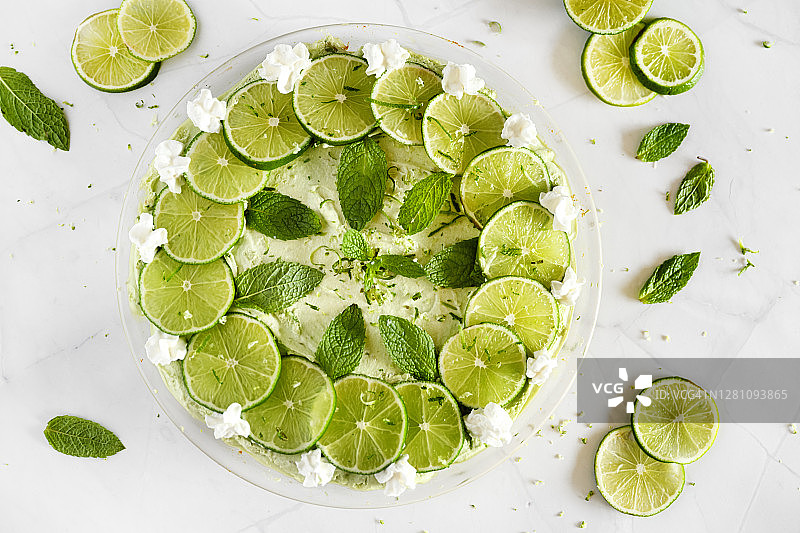 多种酮饮食、酸橙和牛油果派图片素材