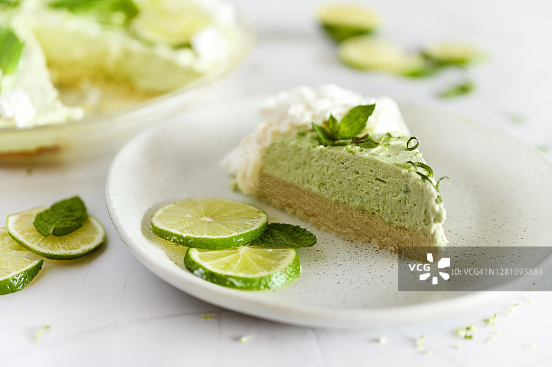 多种酮饮食、酸橙和牛油果派图片素材