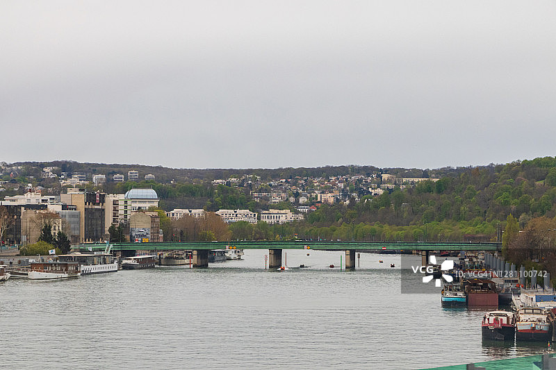 法国巴黎圣克卢桥，横跨塞纳河图片素材