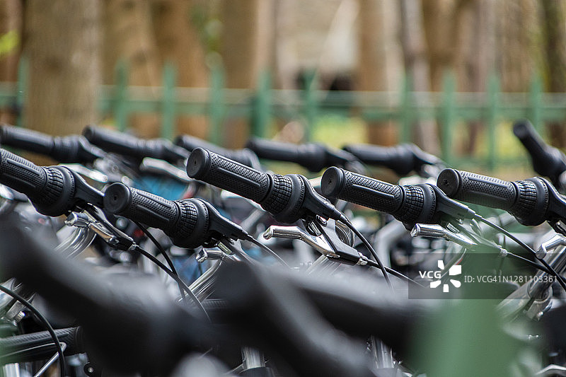 等待骑行的自行车图片素材