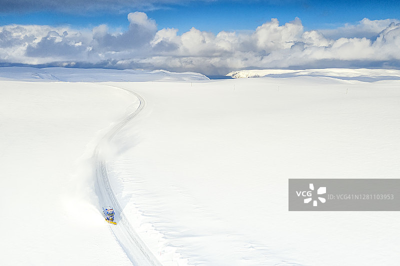 在通往挪威芬马克郡北角的空旷雪路上行驶的铲雪车图片素材