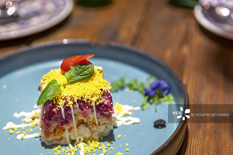 俄式沙拉盘特写图片素材