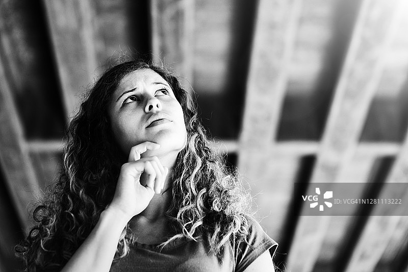 陷入沉思的年轻女子看起来悲伤或忧虑图片素材