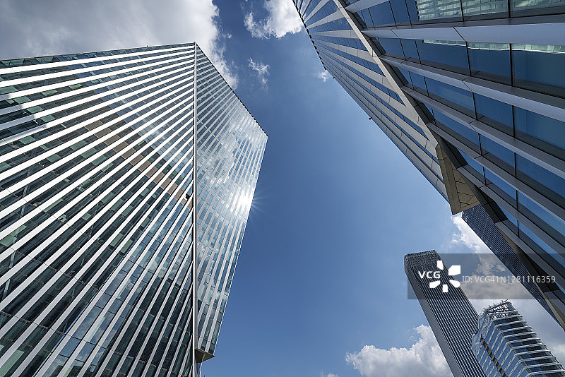 仰视角度拍摄的建筑物，背景是蓝天图片素材