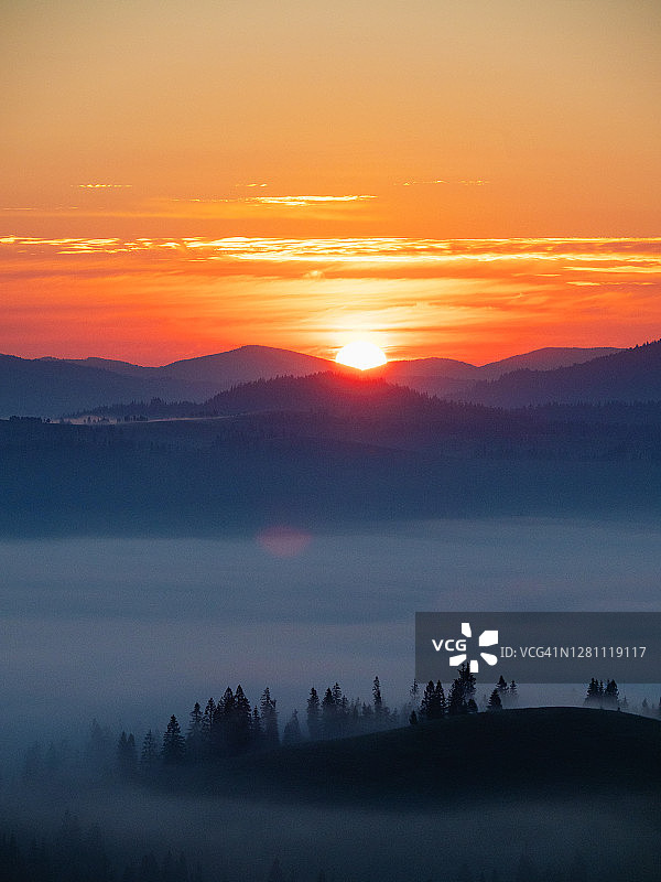 雾蒙蒙的山中日出图片素材