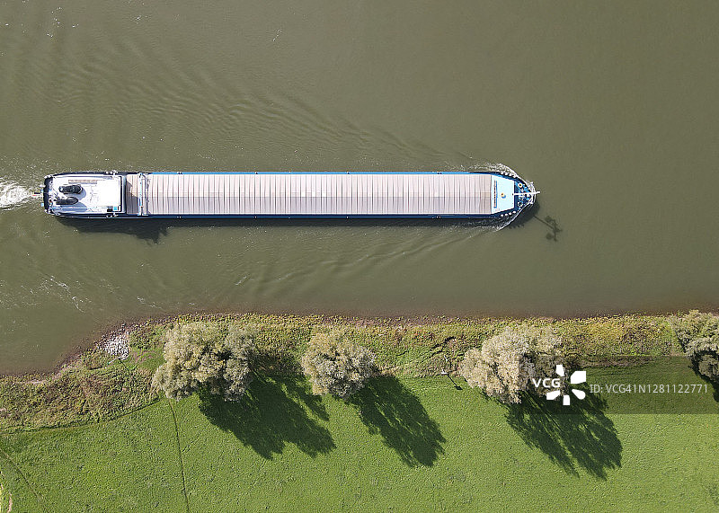 河流上货船的抽象航拍图片素材