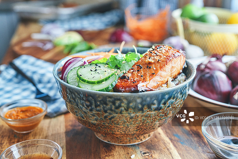 香辣三文鱼饭配胡萝卜黄瓜牛油果图片素材