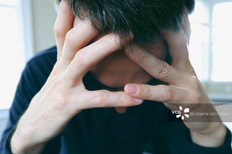 男人双手抱头图片素材