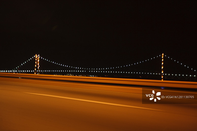 道路和悬索桥的模糊运动影像图片素材