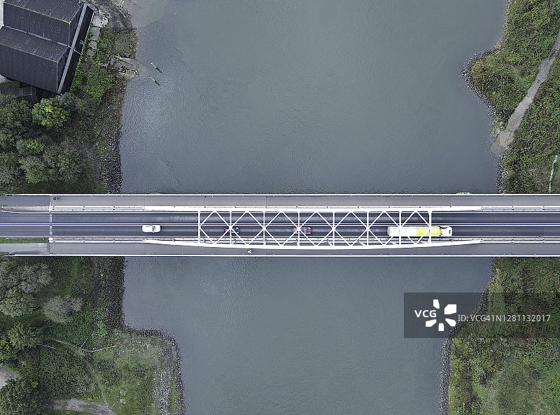 航拍河流上的大型白色桥梁图片素材