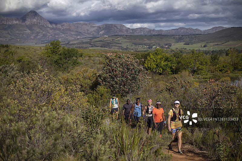 一群朋友在自然中徒步旅行图片素材