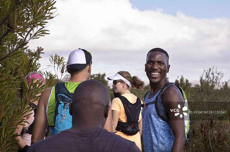 一群朋友在自然中徒步旅行图片素材