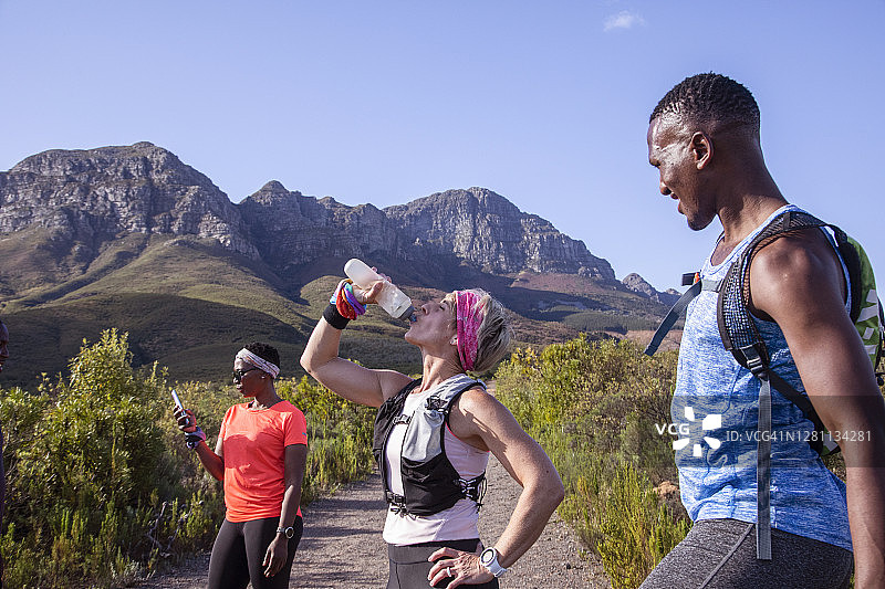 一群不同肤色的徒步旅行者在休息图片素材