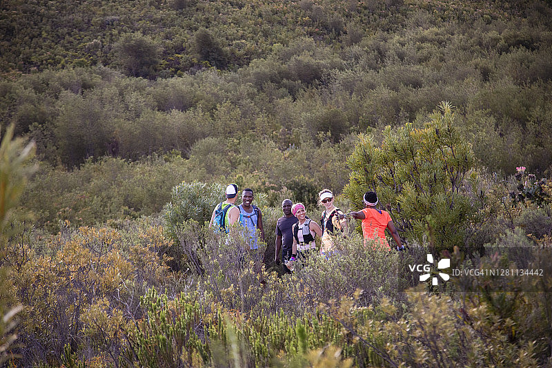 一群朋友在自然中徒步旅行图片素材
