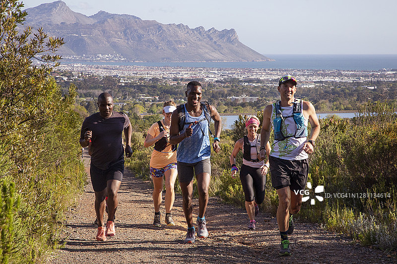 一群朋友在野外一起越野跑图片素材