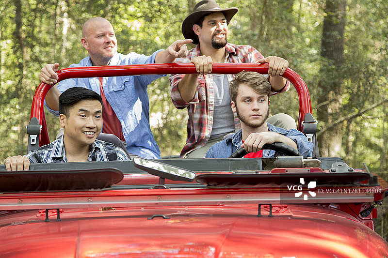 户外探险：多民族群体徒步旅行和露营图片素材