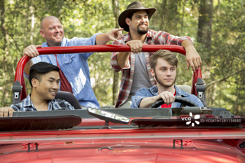 户外探险：多民族群体徒步旅行和露营图片素材