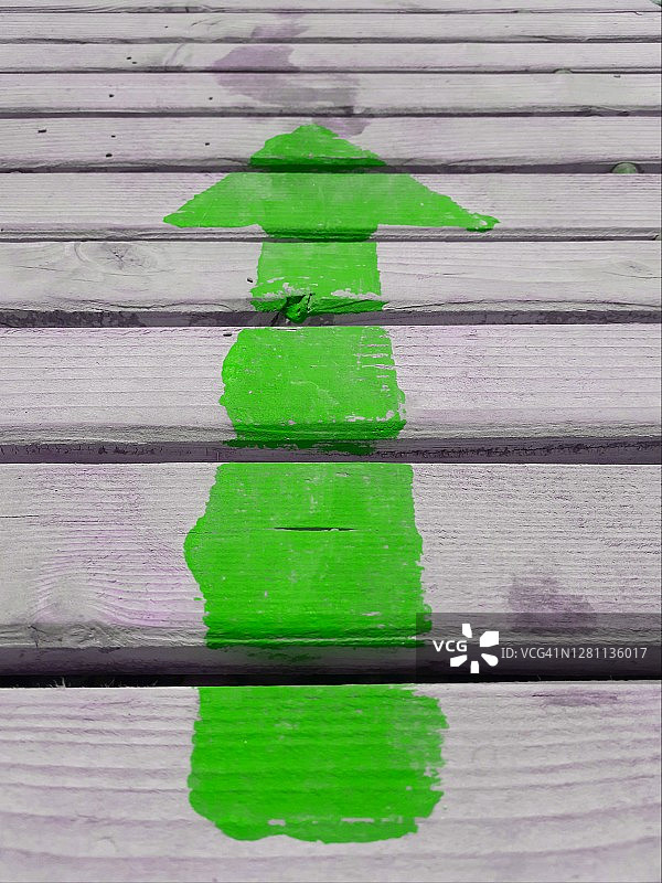 木板上的绿色箭头图片素材