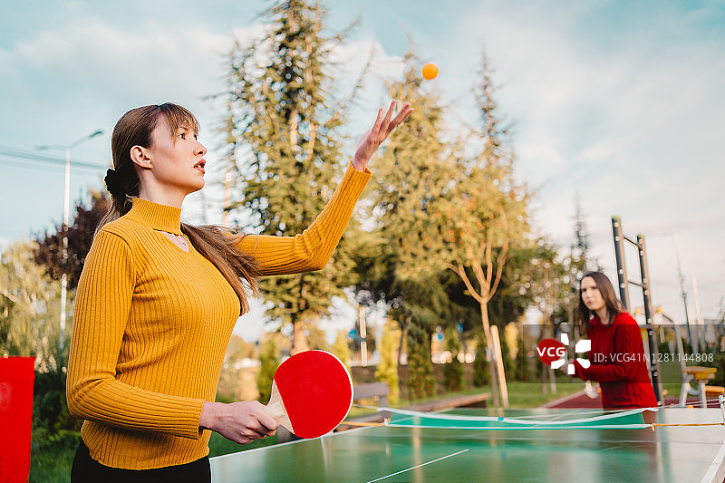 打乒乓球的女人图片素材